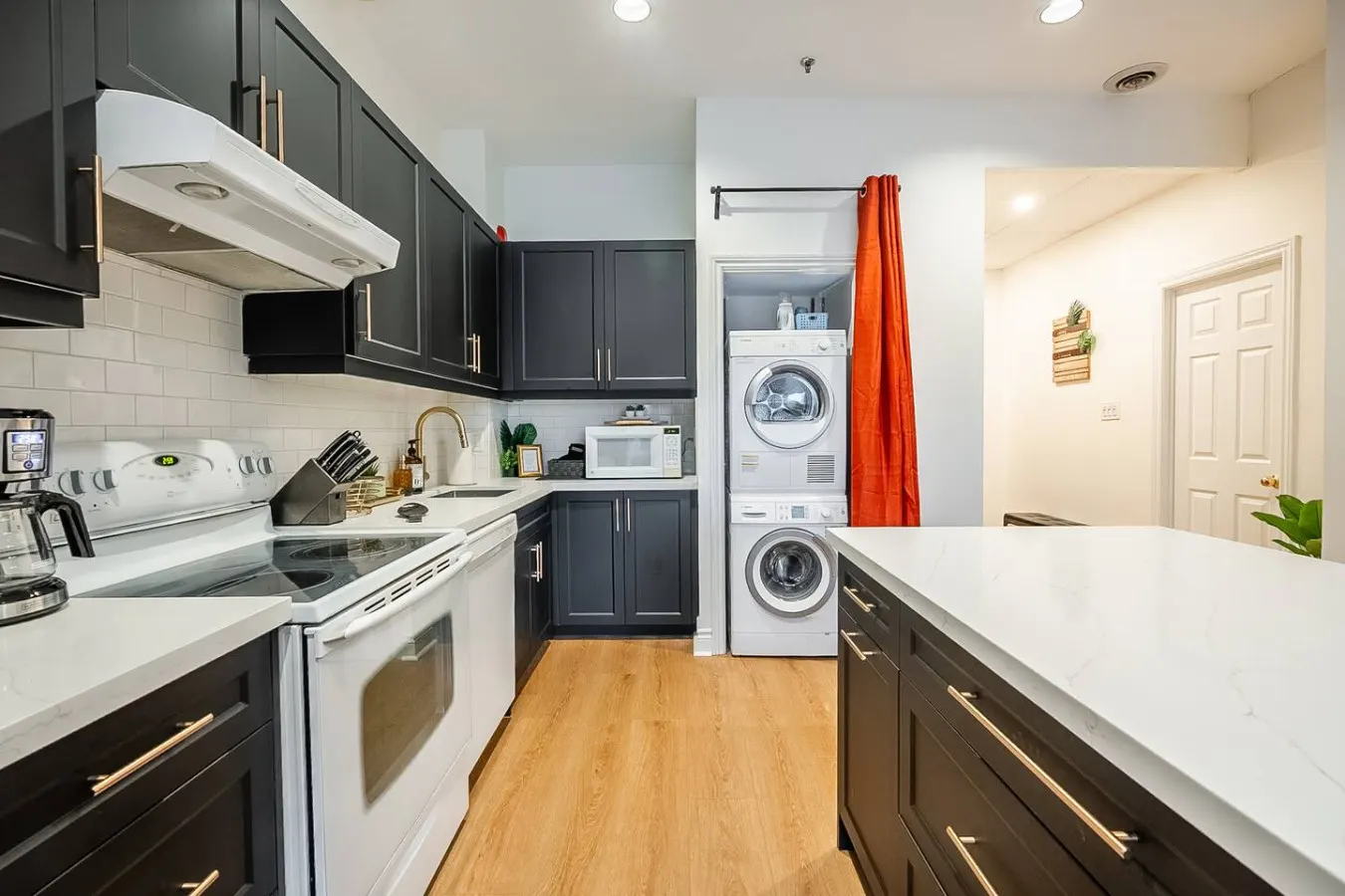 Newly Designed 2BR Condo Prime Area Parking 11