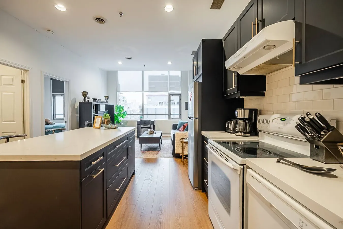 Newly Designed 2BR Condo Prime Area Parking 14