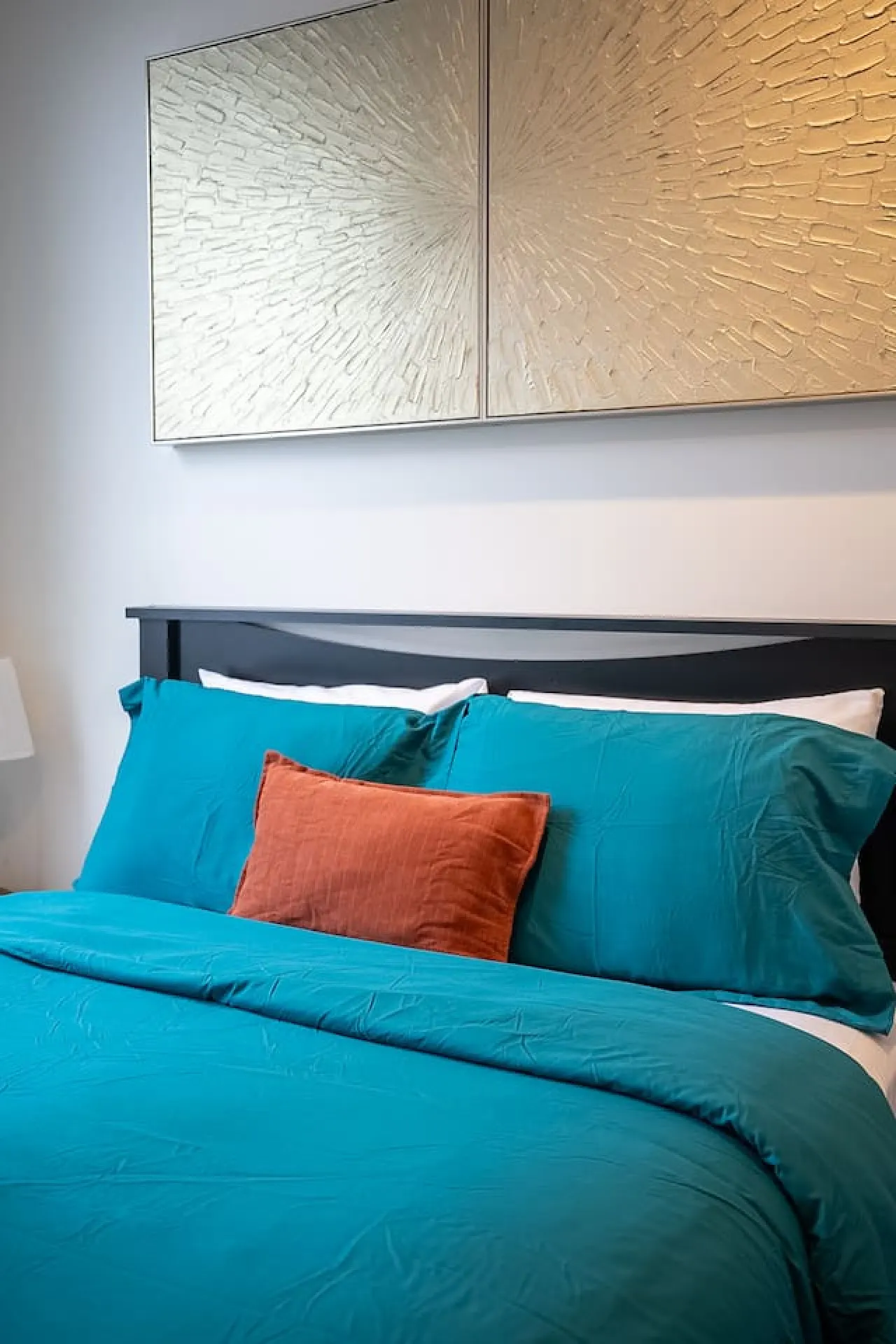 Newly Designed 2BR Condo Prime Area Parking 18
