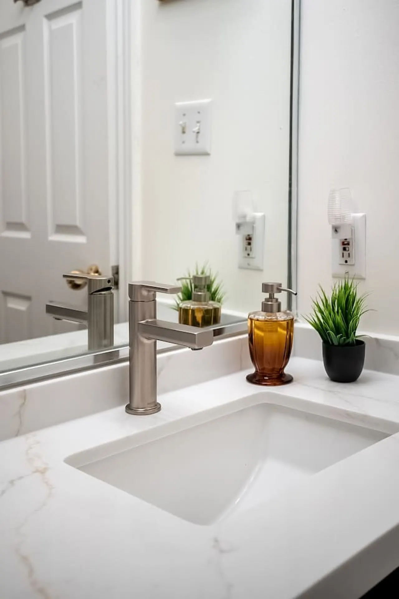 Newly Designed 2BR Condo Prime Area Parking 20