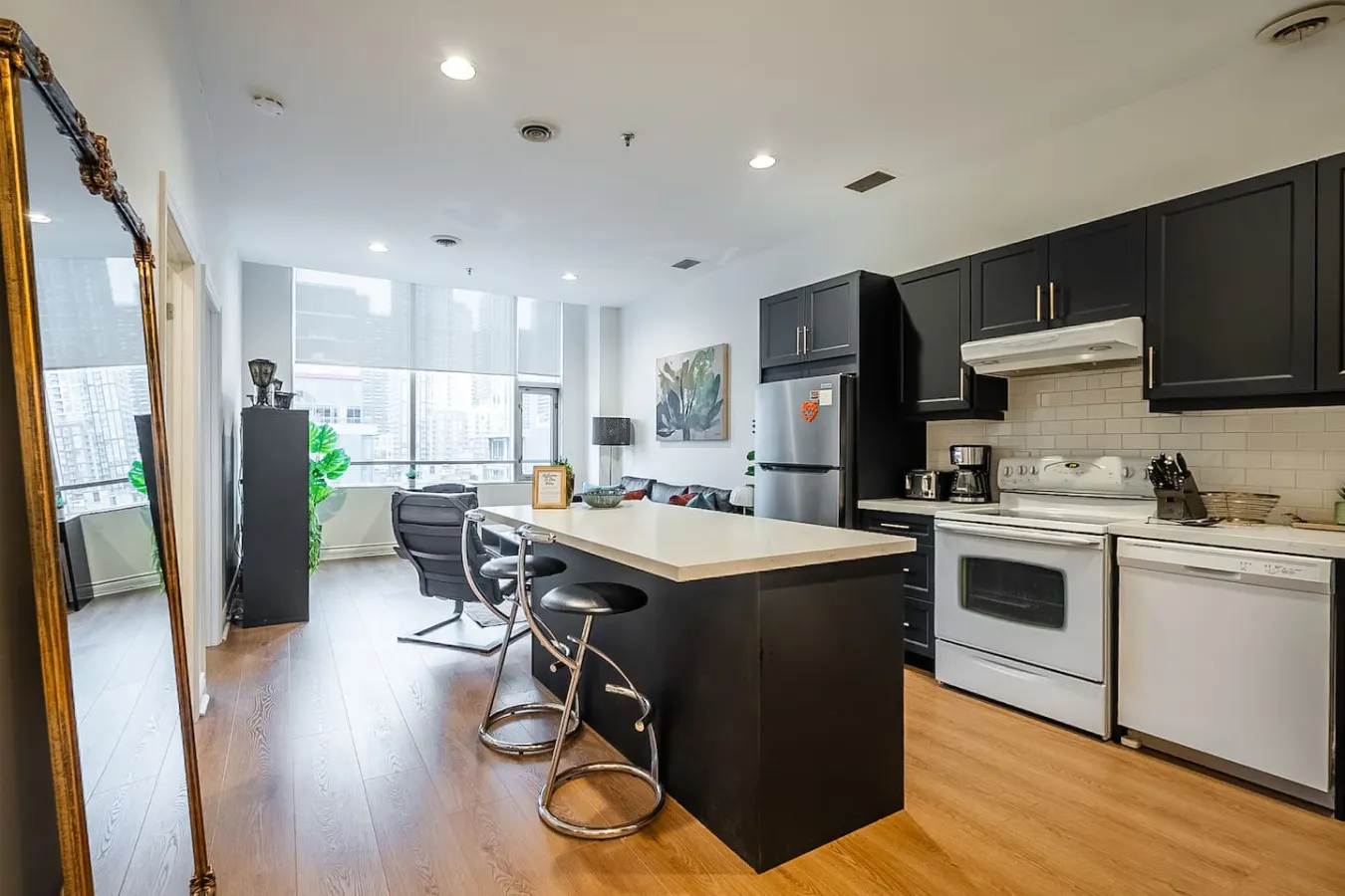 Newly Designed 2BR Condo Prime Area Parking 3