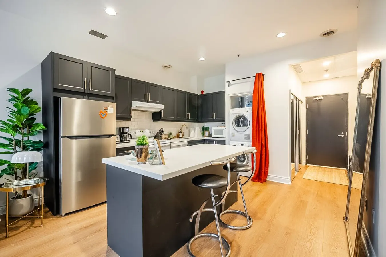 Newly Designed 2BR Condo Prime Area Parking 7