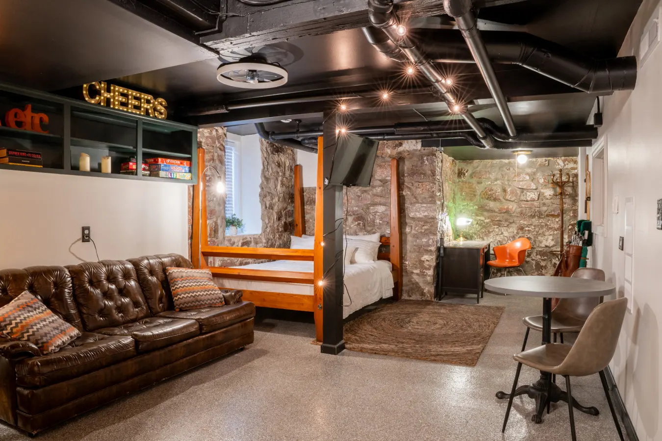 1925 Speakeasy: Sauna, hot tub, walk downtown