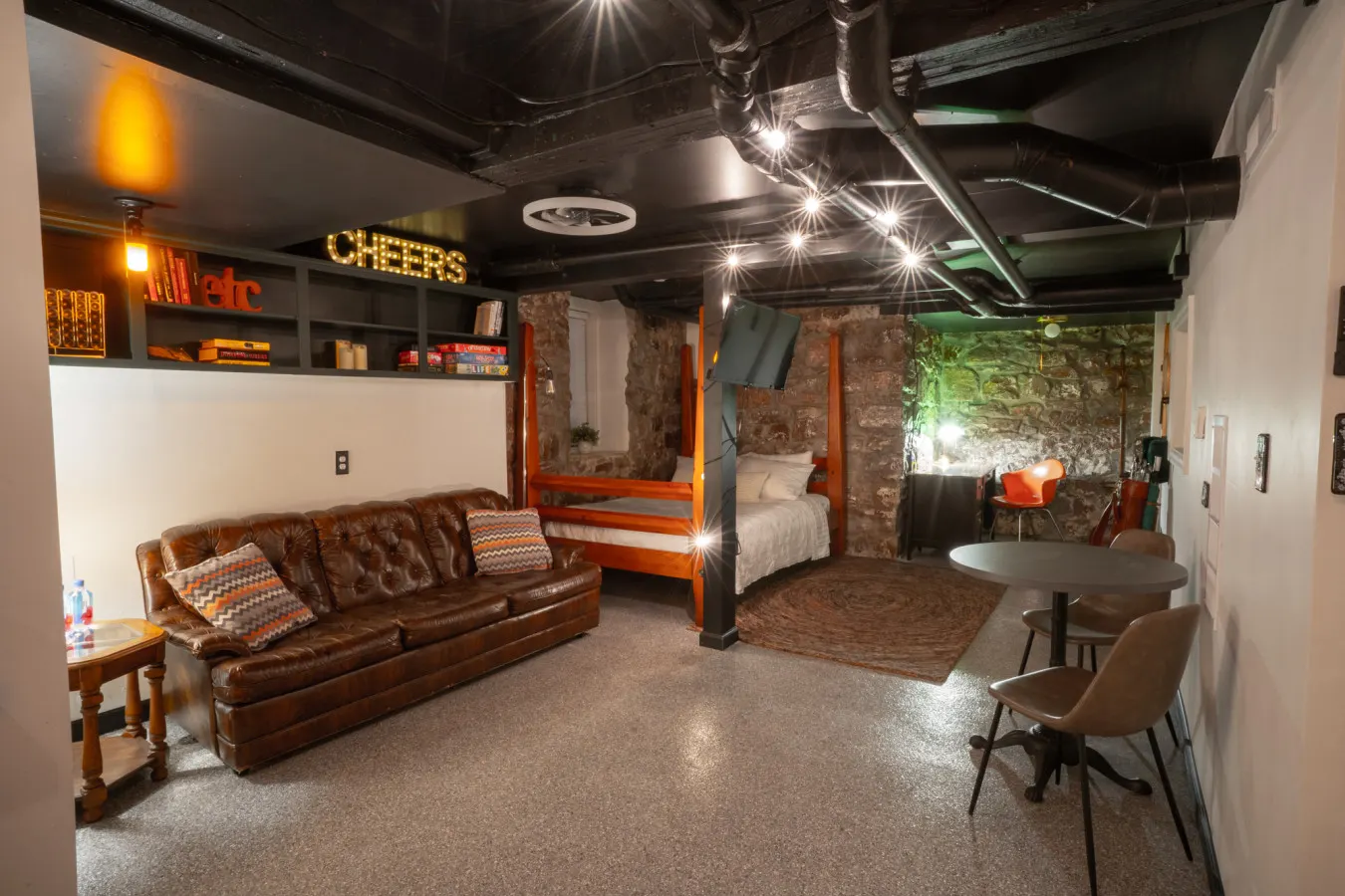 1925 Speakeasy: Sauna, hot tub, walk downtown 10