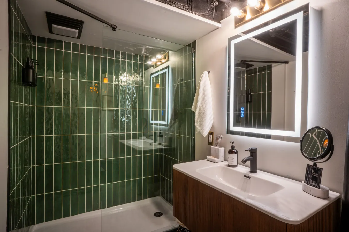 1925 Speakeasy: Sauna, hot tub, walk downtown — photo 4