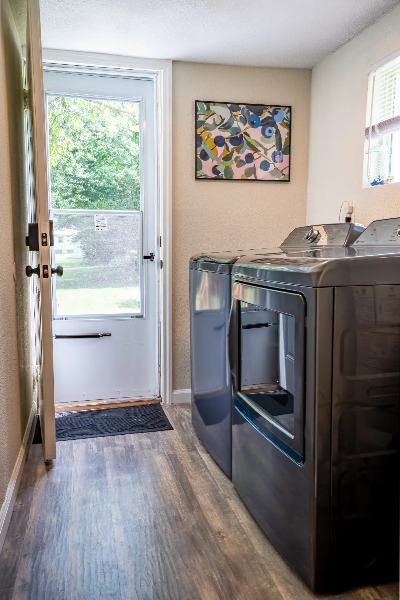 Cozy Book Nook Bungalow Modern Comfort + Retro Charm 5