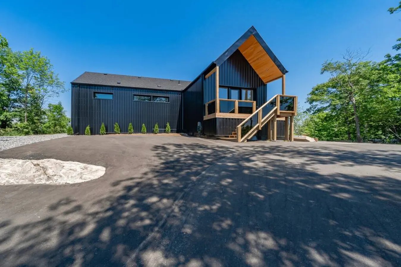Muskoka Luxury Lake House—Unique & Tranquil Getaway | 4BR 2.5BA for 8 | Pool Table, Fire Pit, BBQ & More