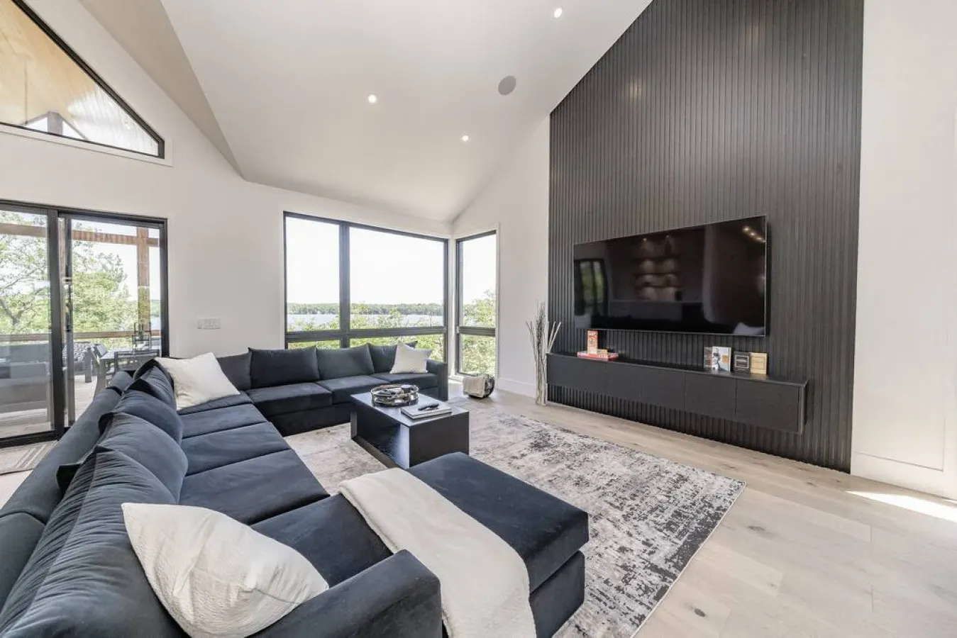 Muskoka Luxury Lake House—Unique & Tranquil Getaway 4BR 2.5BA for 8 Pool Table, Fire Pit, BBQ & More 7