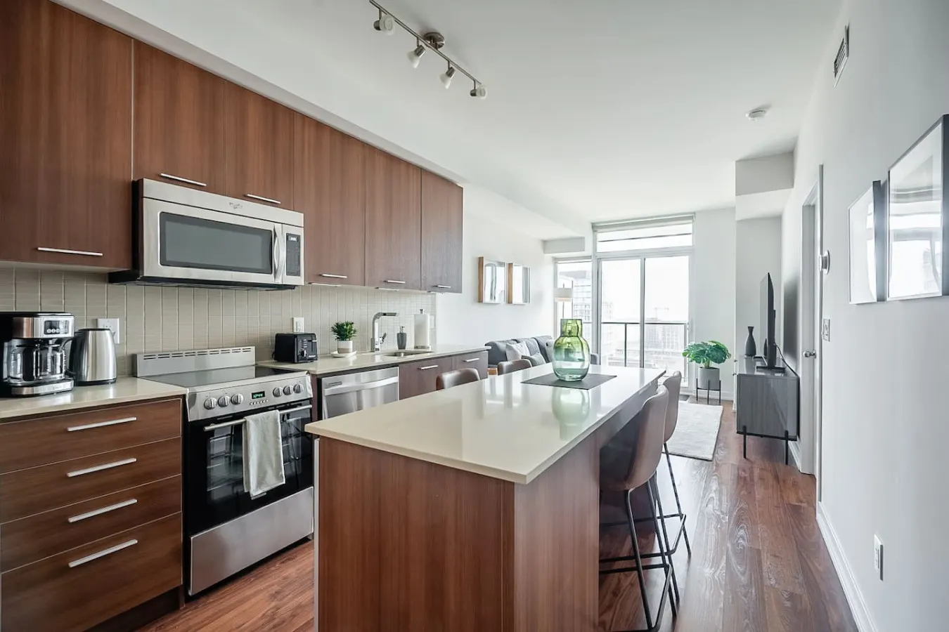 Designer 1BR Suite King East Skyline Views 10