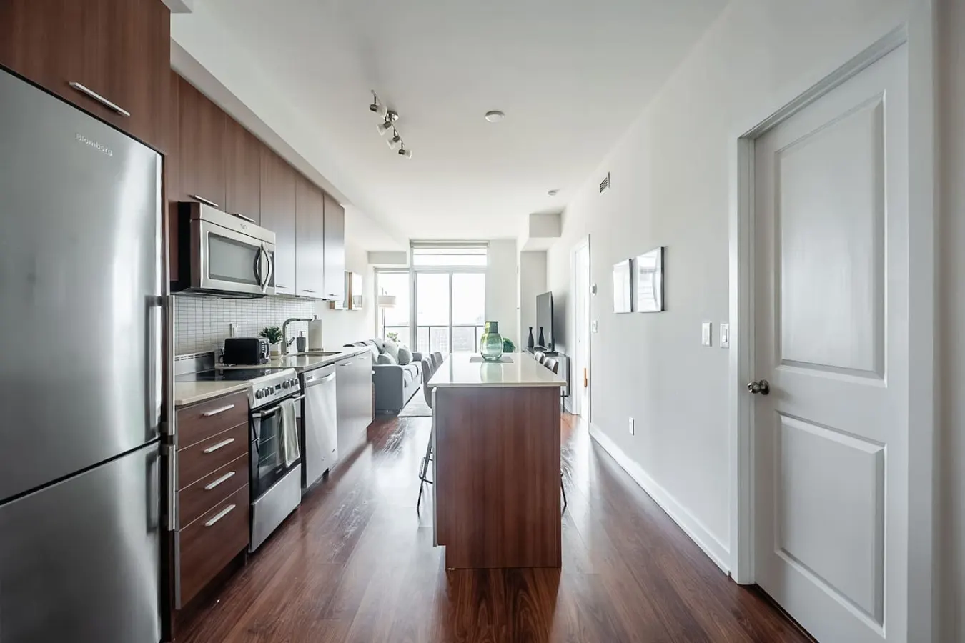 Designer 1BR Suite King East Skyline Views 11