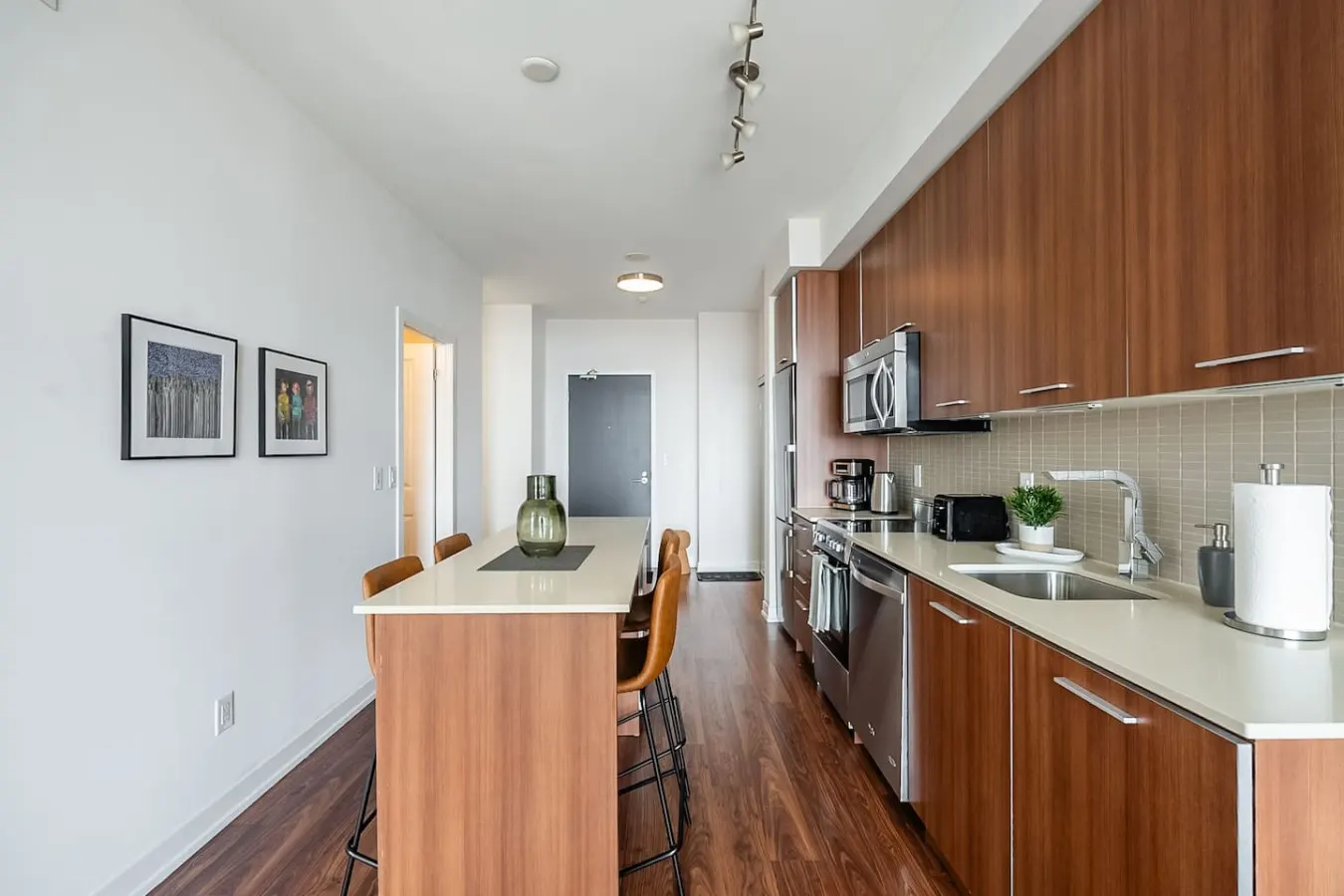 Designer 1BR Suite King East Skyline Views 12