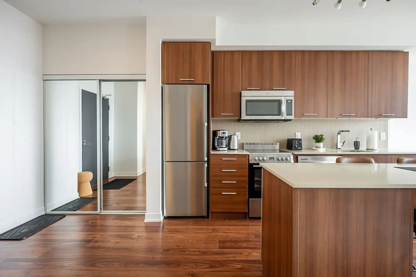 Designer 1BR Suite King East Skyline Views 13