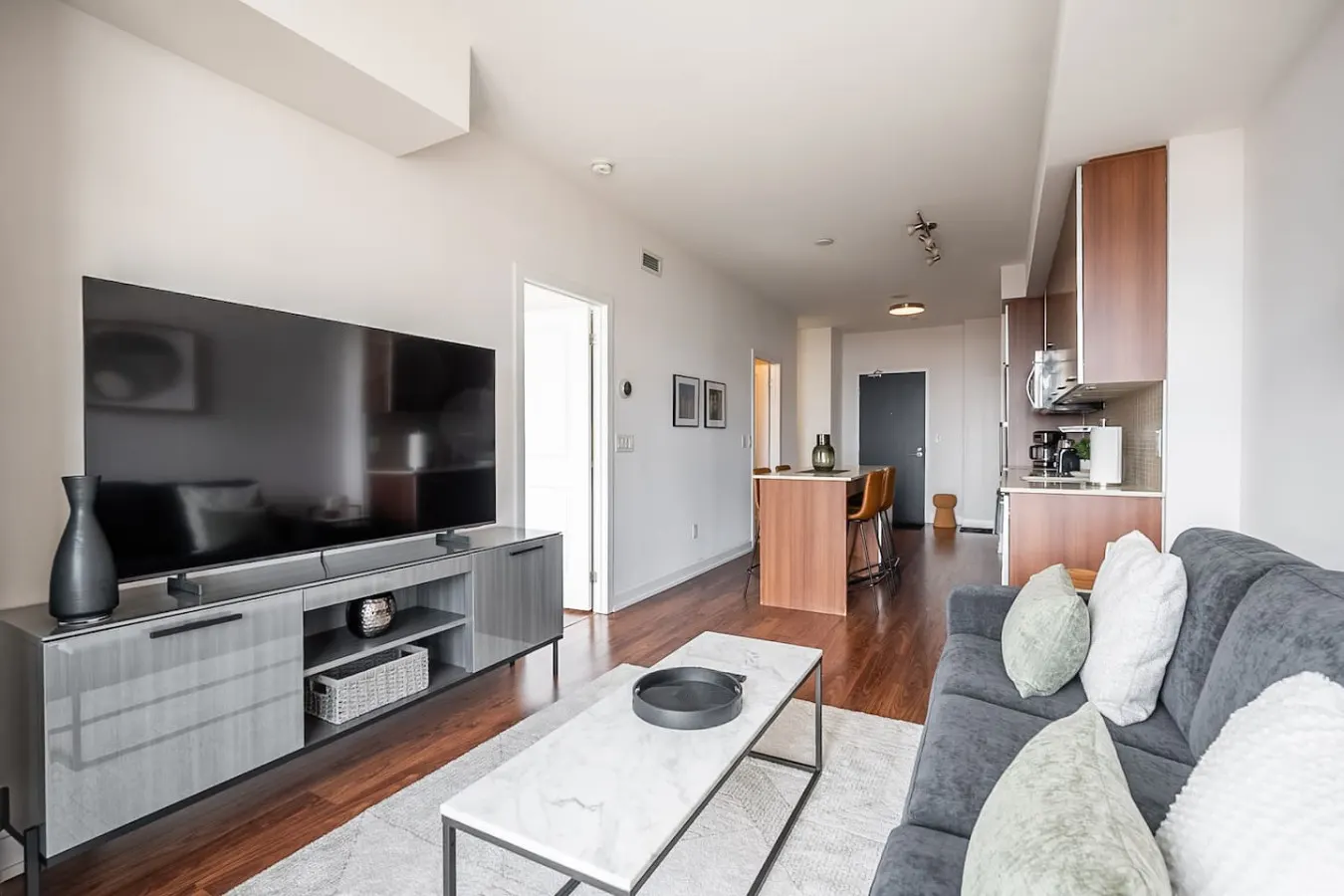 Designer 1BR Suite King East Skyline Views 14
