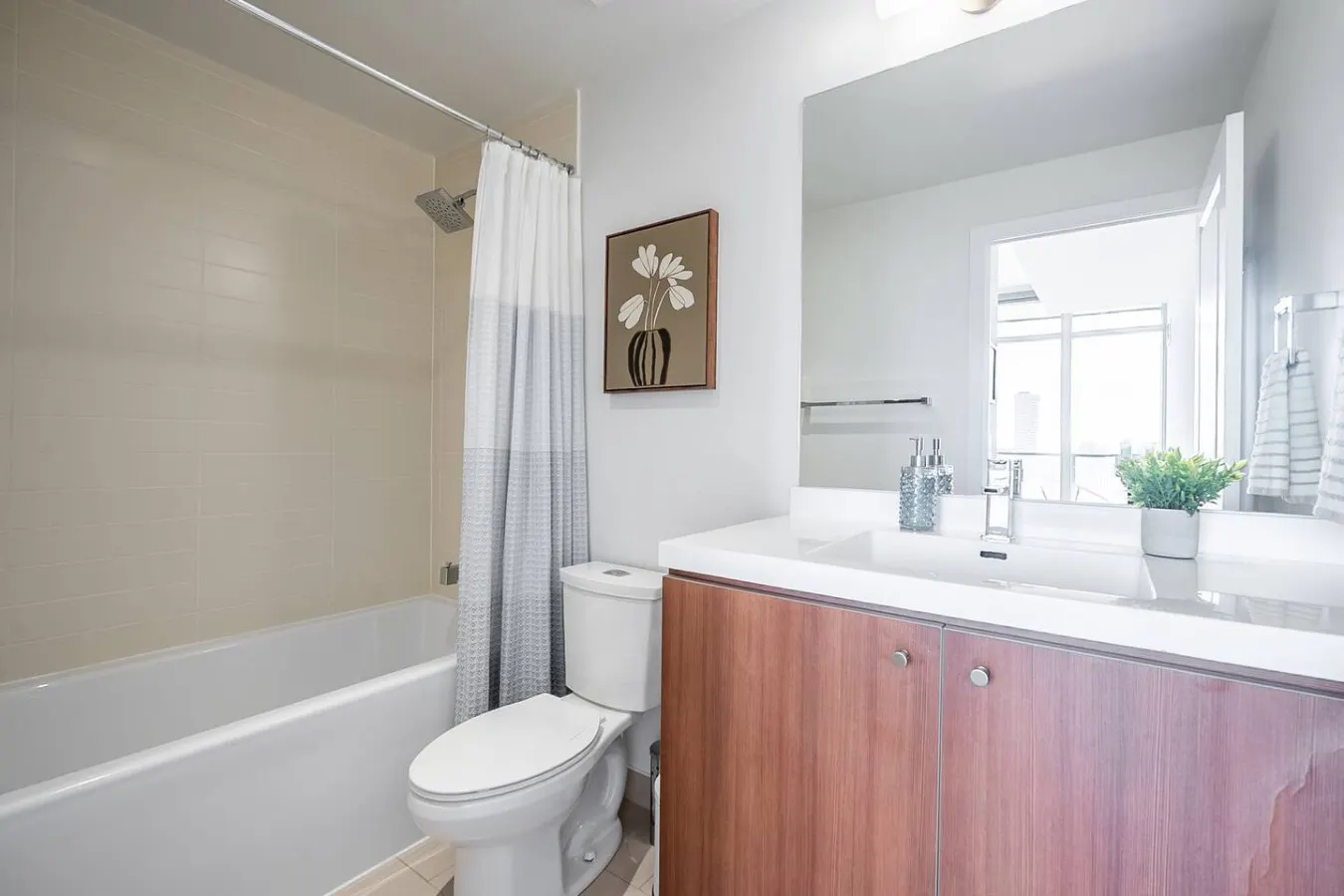 Designer 1BR Suite King East Skyline Views 17