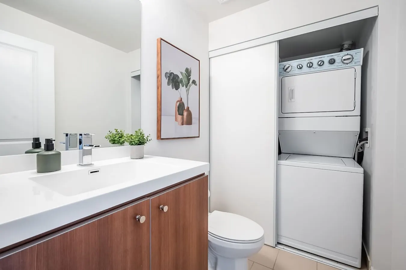 Designer 1BR Suite King East Skyline Views 6
