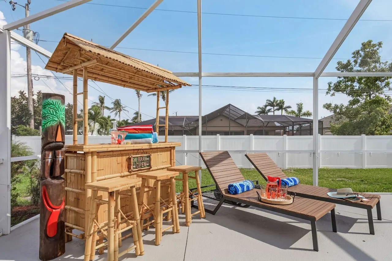 Family Fun Heated Pool Home with Tiki Bar — photo 2