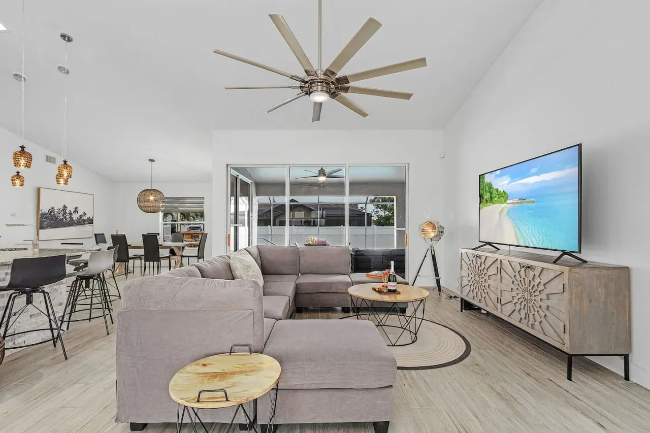 Family Fun Heated Pool Home with Tiki Bar 8