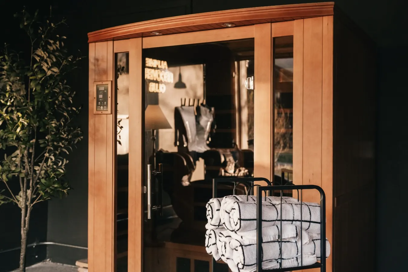 Spacious Lodge with Sauna, Hot Tub & Recovery Room 4