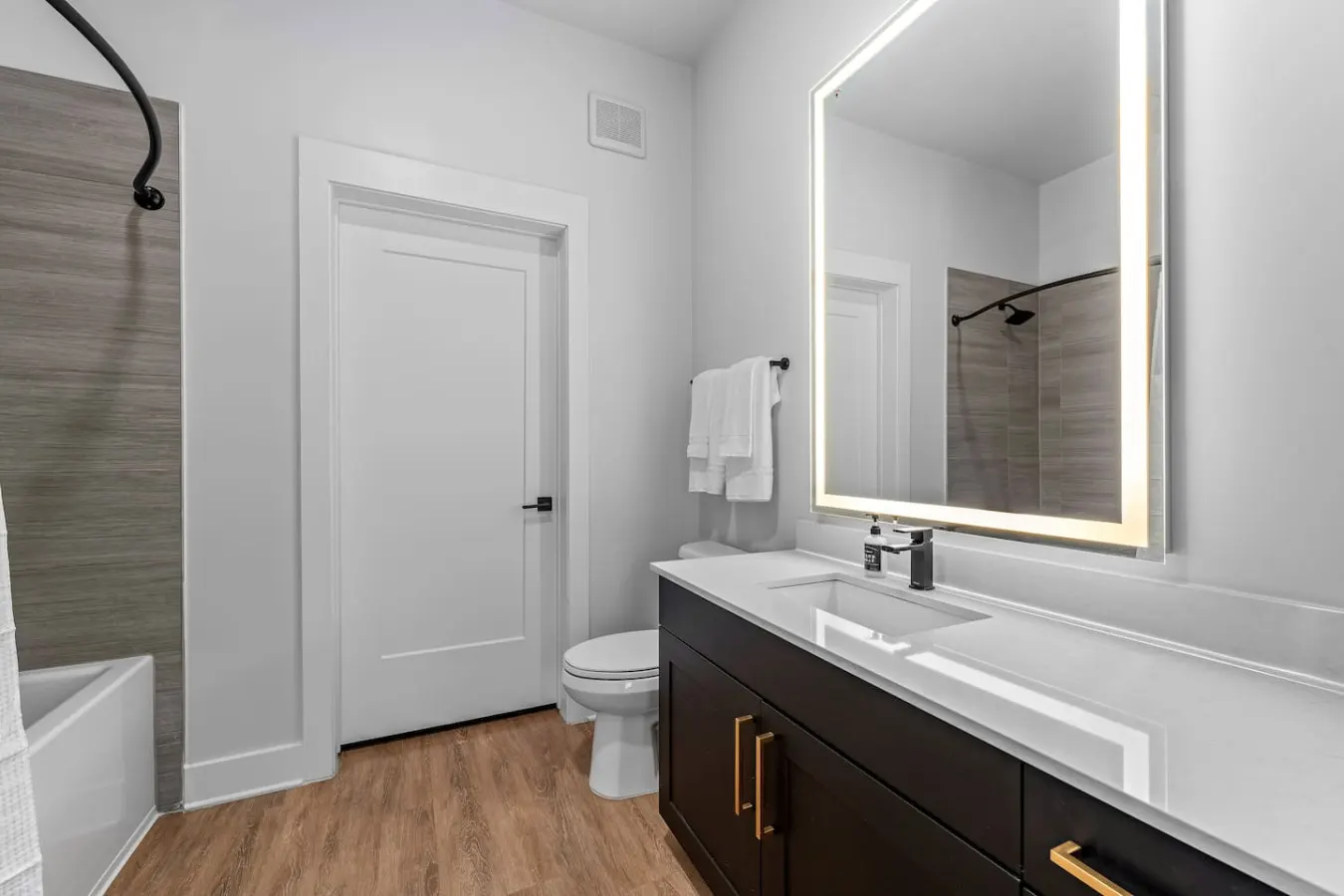 A+ Cozy 2 BD Apartment Walk to Raymond James! 20
