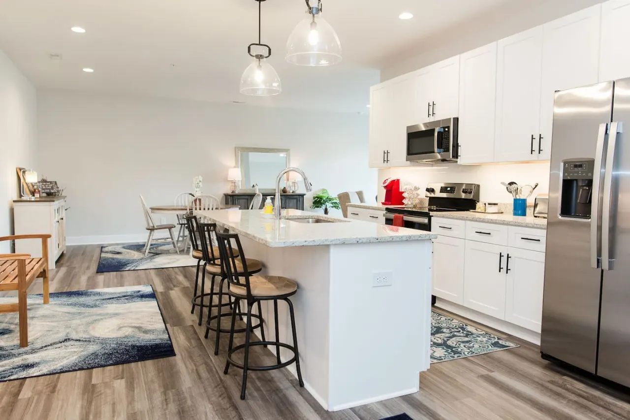 Cozy 1st Level King Bed Suite - 2 bed 2 bath!
