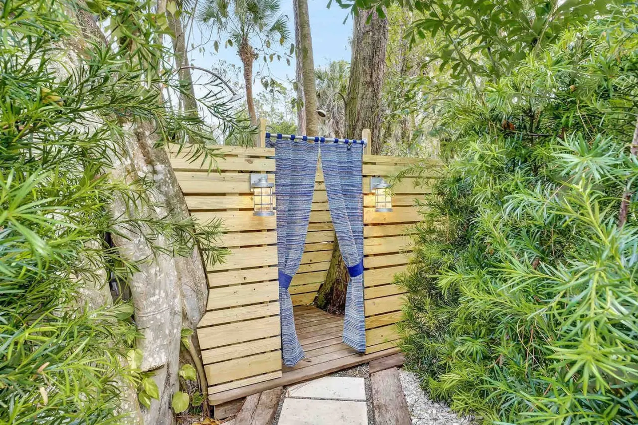 Whispering Woods Cottages - Verdant Forest Setting 10