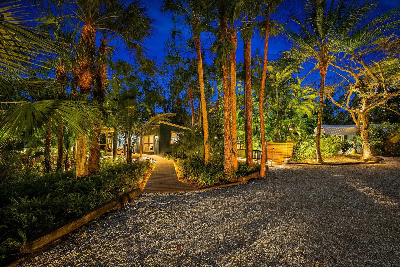 Whispering Woods Cottages - Verdant Forest Setting 11