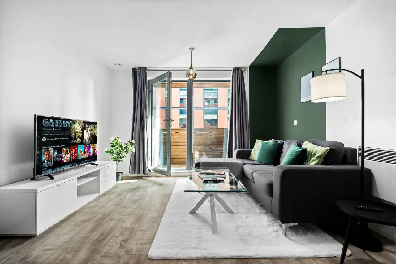 Modern City Centre Apartment - Balcony - Smart TV