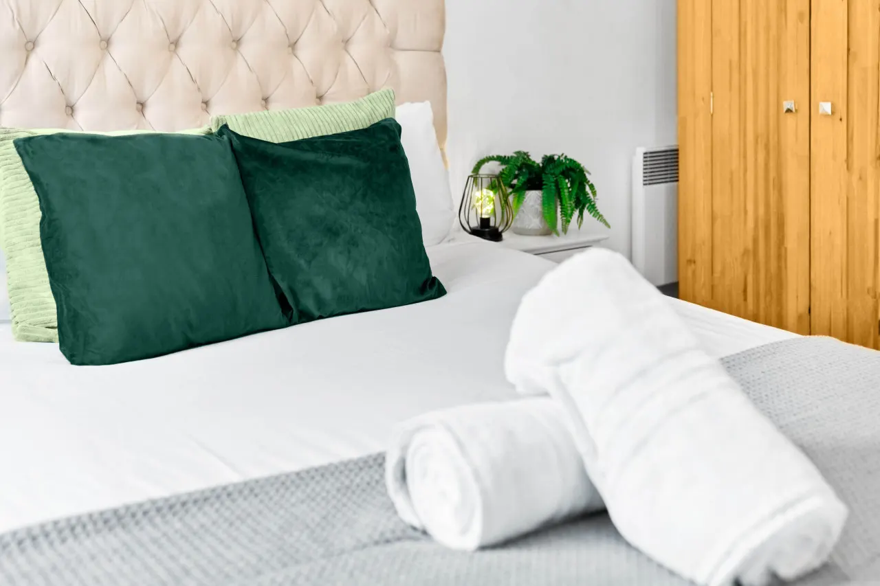 Modern City Centre Apartment - Balcony - Smart TV 9