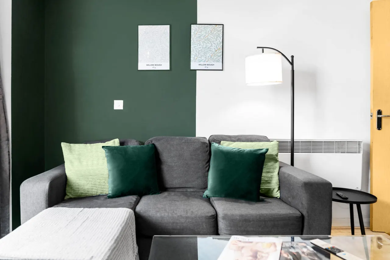 Modern City Centre Apartment - Balcony - Smart TV 10