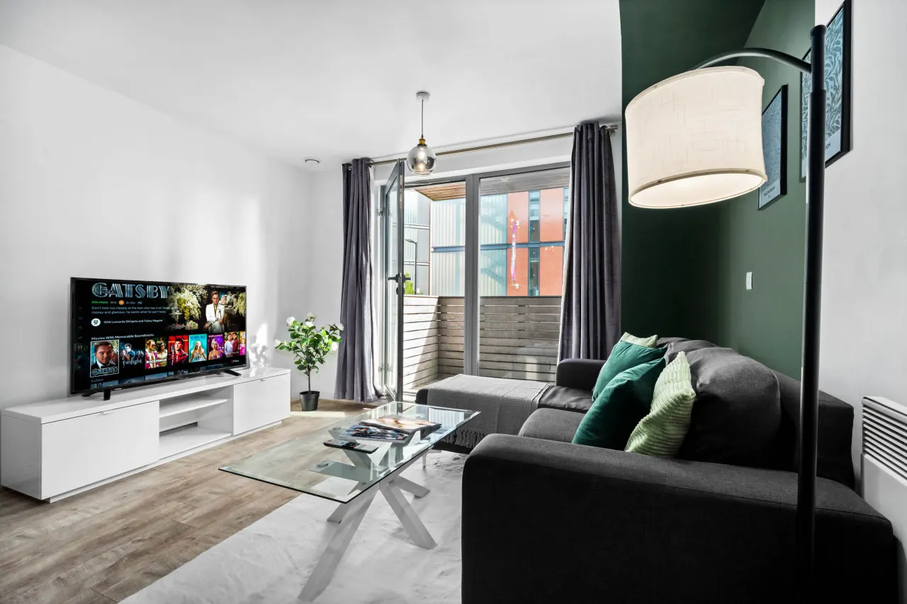 Modern City Centre Apartment - Balcony - Smart TV 11