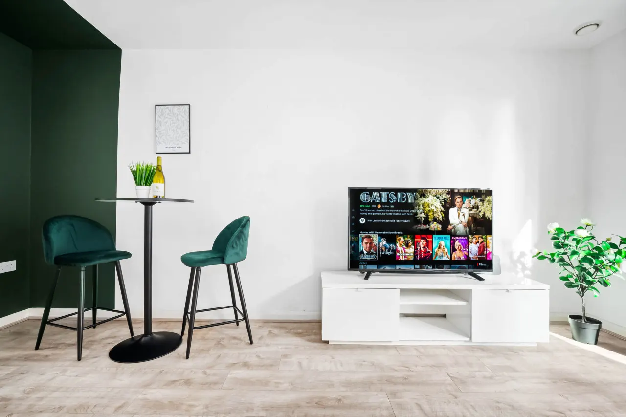 Modern City Centre Apartment - Balcony - Smart TV 13
