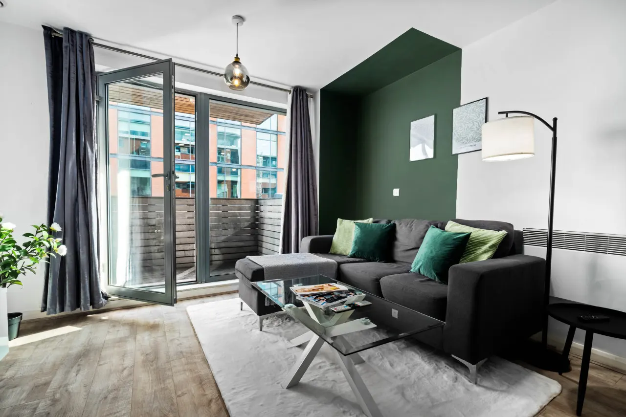 Modern City Centre Apartment - Balcony - Smart TV 14
