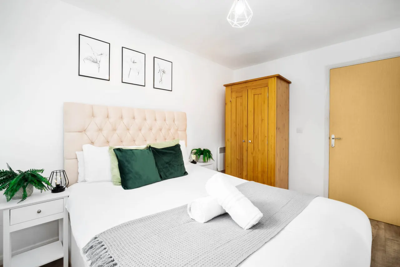 Modern City Centre Apartment - Balcony - Smart TV 16