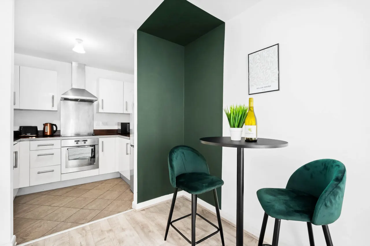 Modern City Centre Apartment - Balcony - Smart TV — photo 5