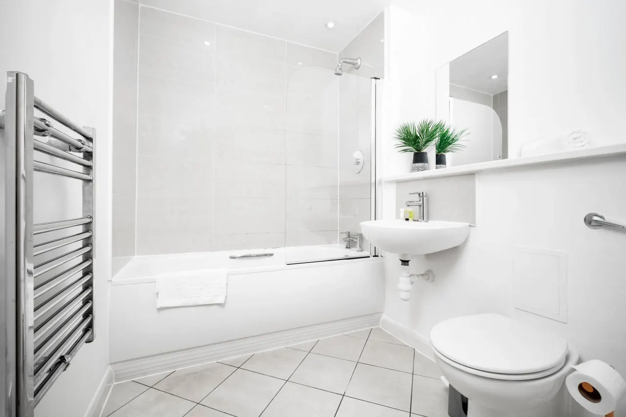 Modern City Centre Apartment - Balcony - Smart TV 6