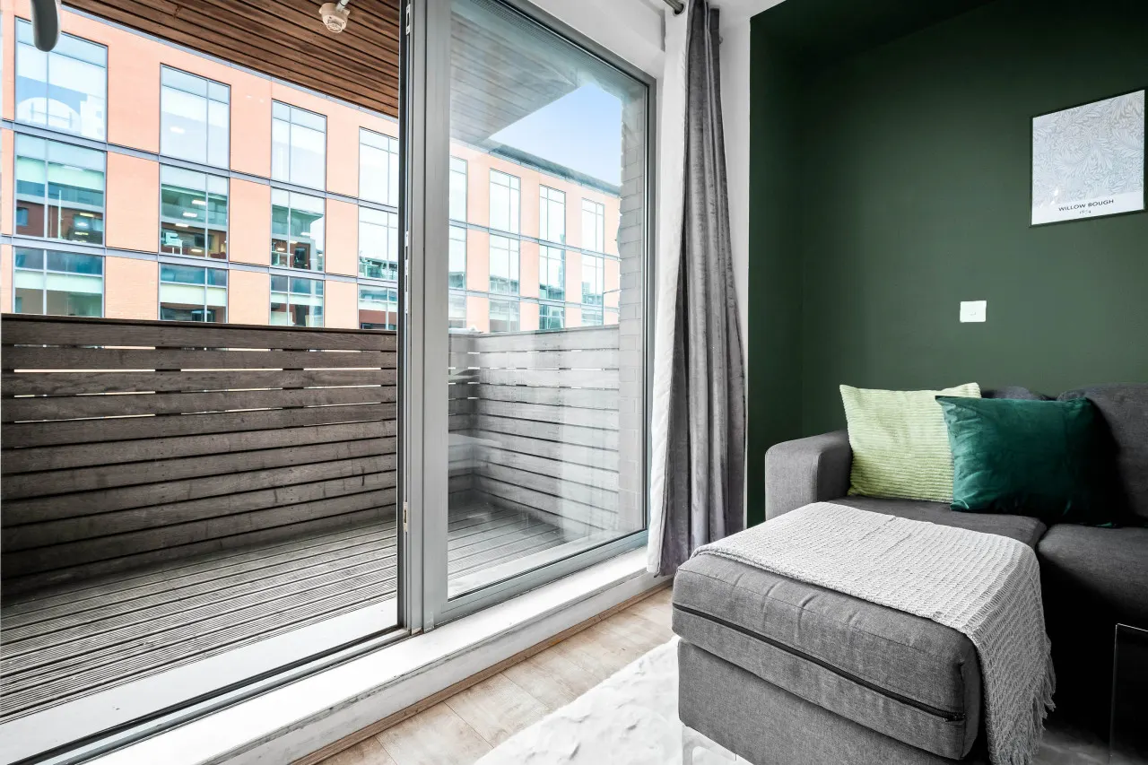 Modern City Centre Apartment - Balcony - Smart TV 8