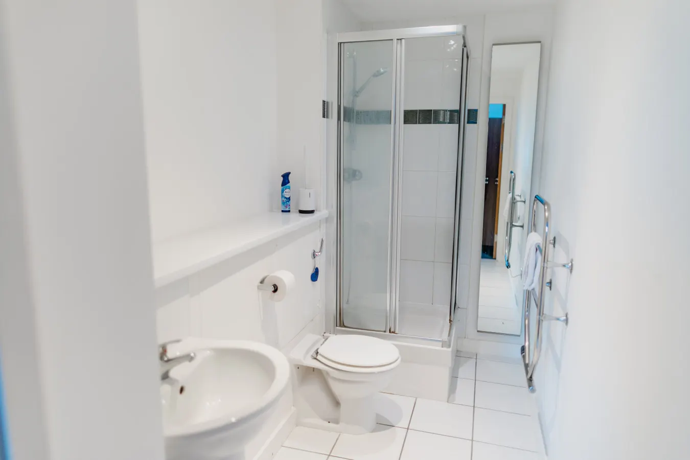 Hullidays King's & Queens Ensuite 9