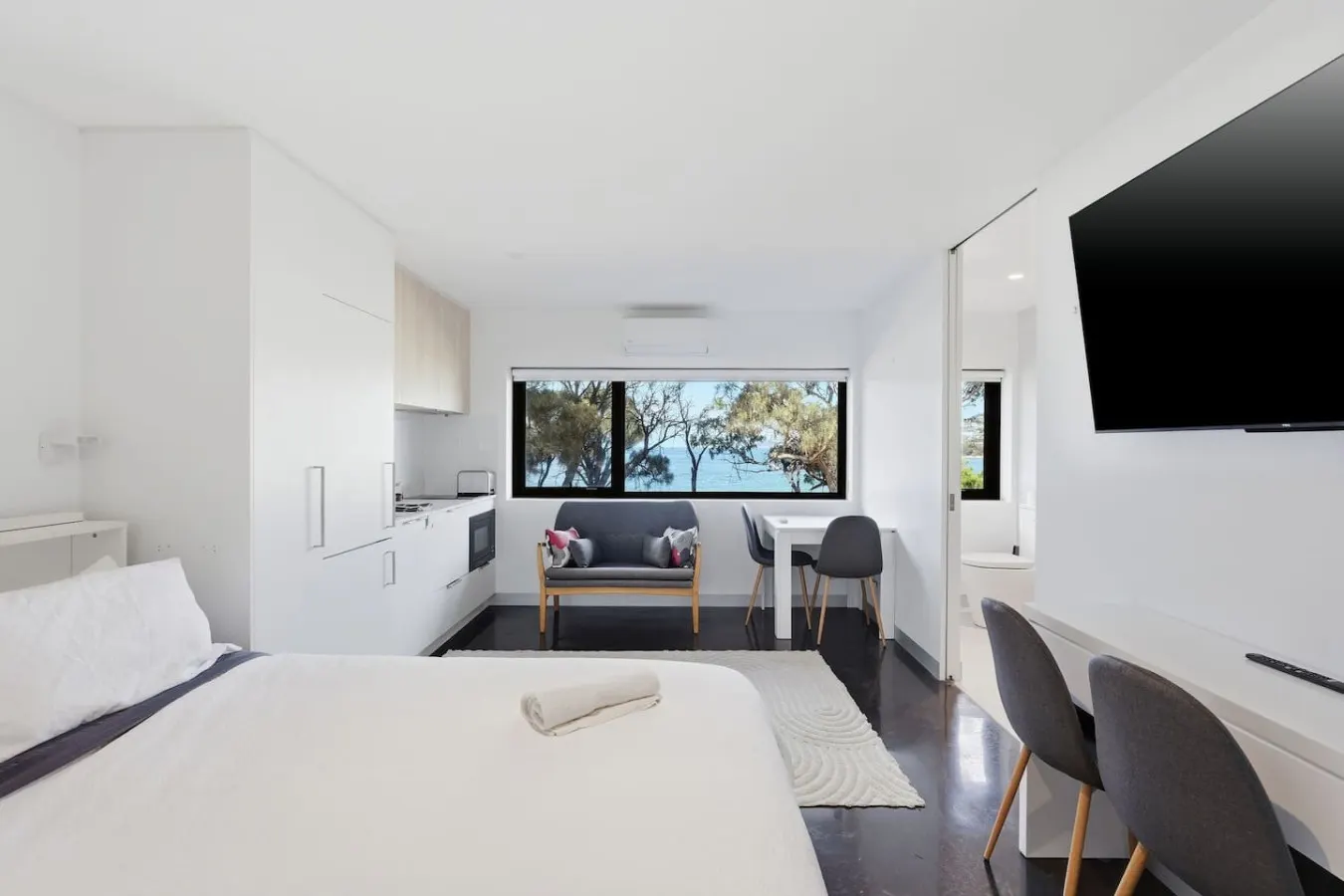 Modern Beachside Studio 10