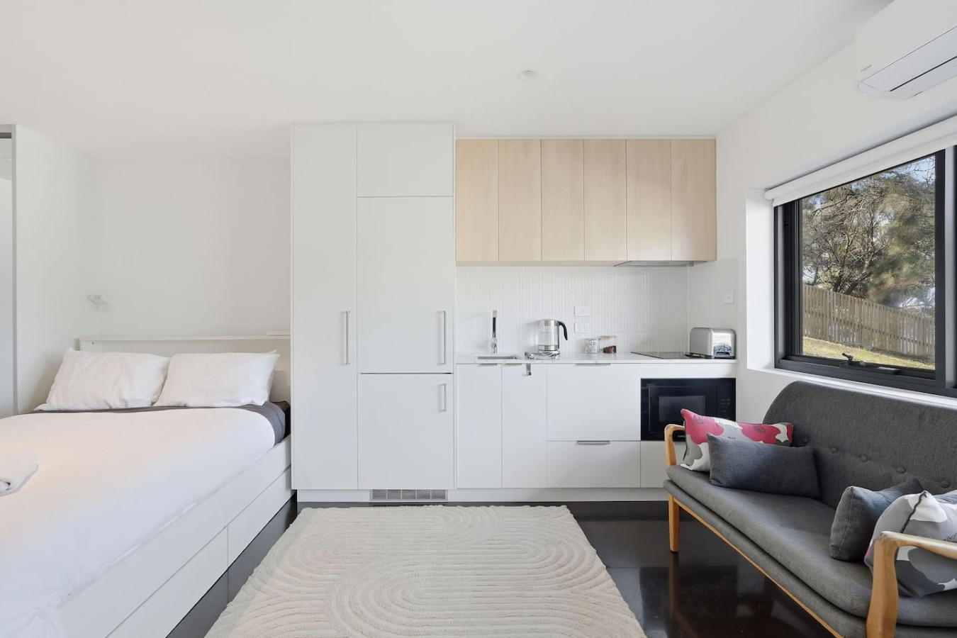 Modern Beachside Studio — photo 4