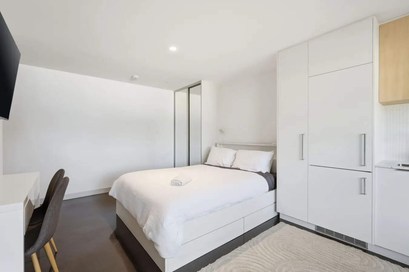 Modern Beachside Studio 8