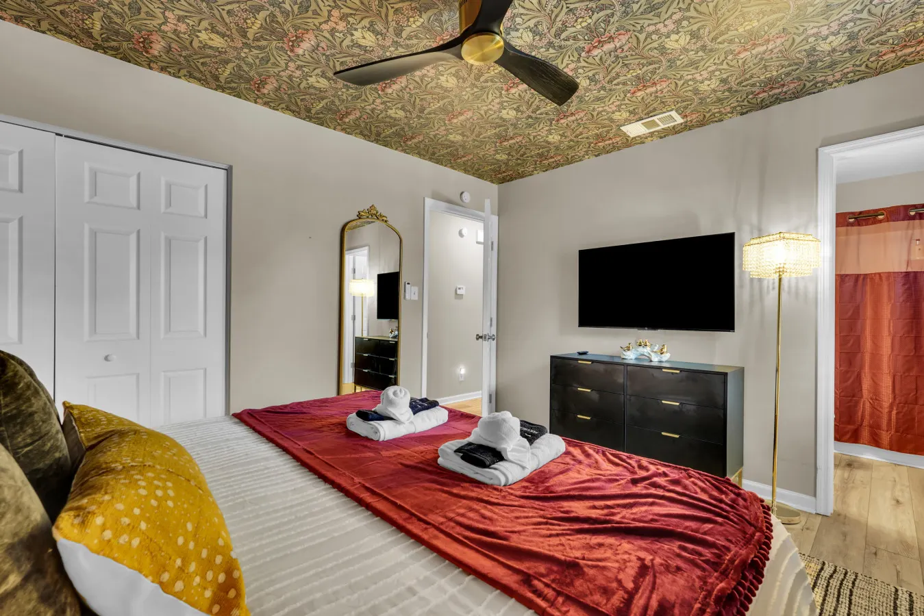 Gilded Magnolia Savannah Home Heated Pool Hot Tub Sleeps 8 17