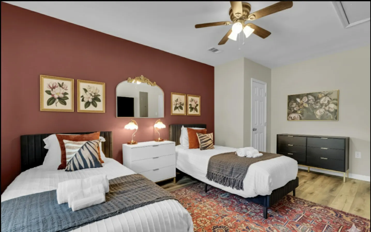 Gilded Magnolia Savannah Home Heated Pool Hot Tub Sleeps 8 20