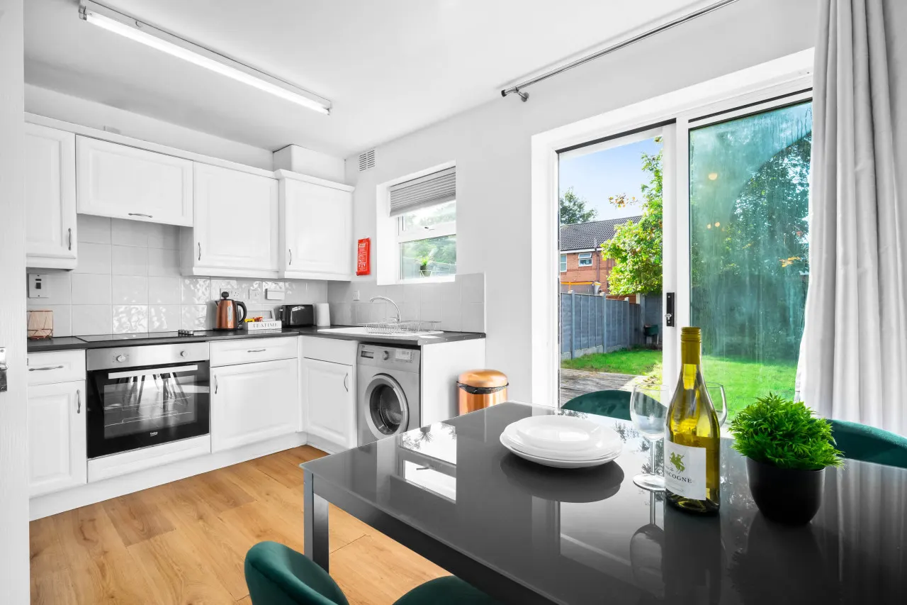 Stylish Two Bed House - Garden - Parking - WIFI 9