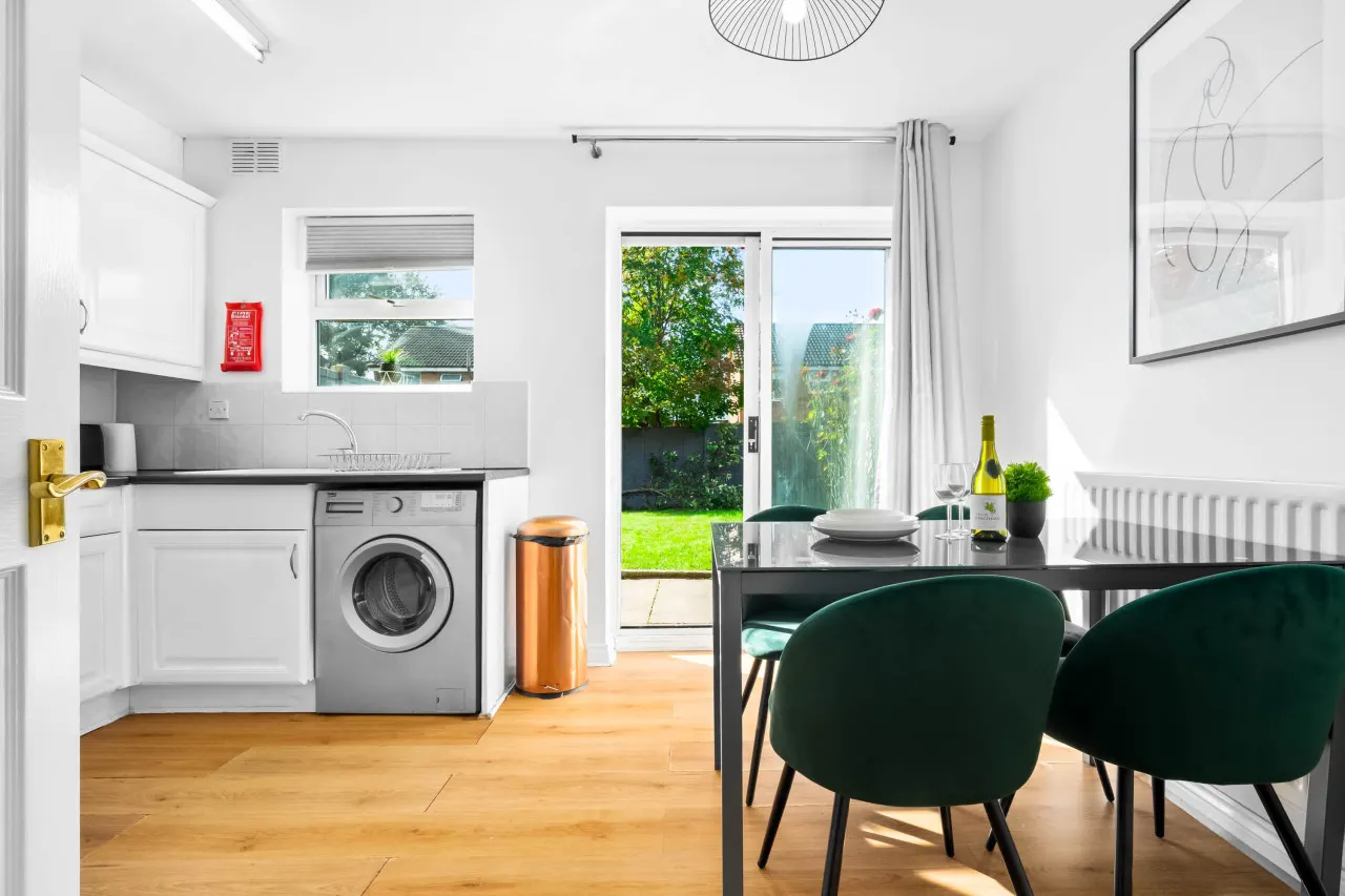 Stylish Two Bed House - Garden - Parking - WIFI 11