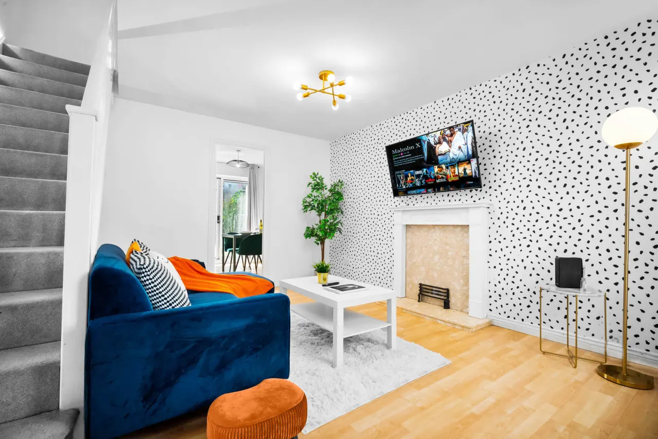 Stylish Two Bed House - Garden - Parking - WIFI 12