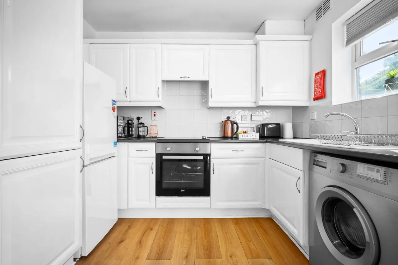 Stylish Two Bed House - Garden - Parking - WIFI — photo 3