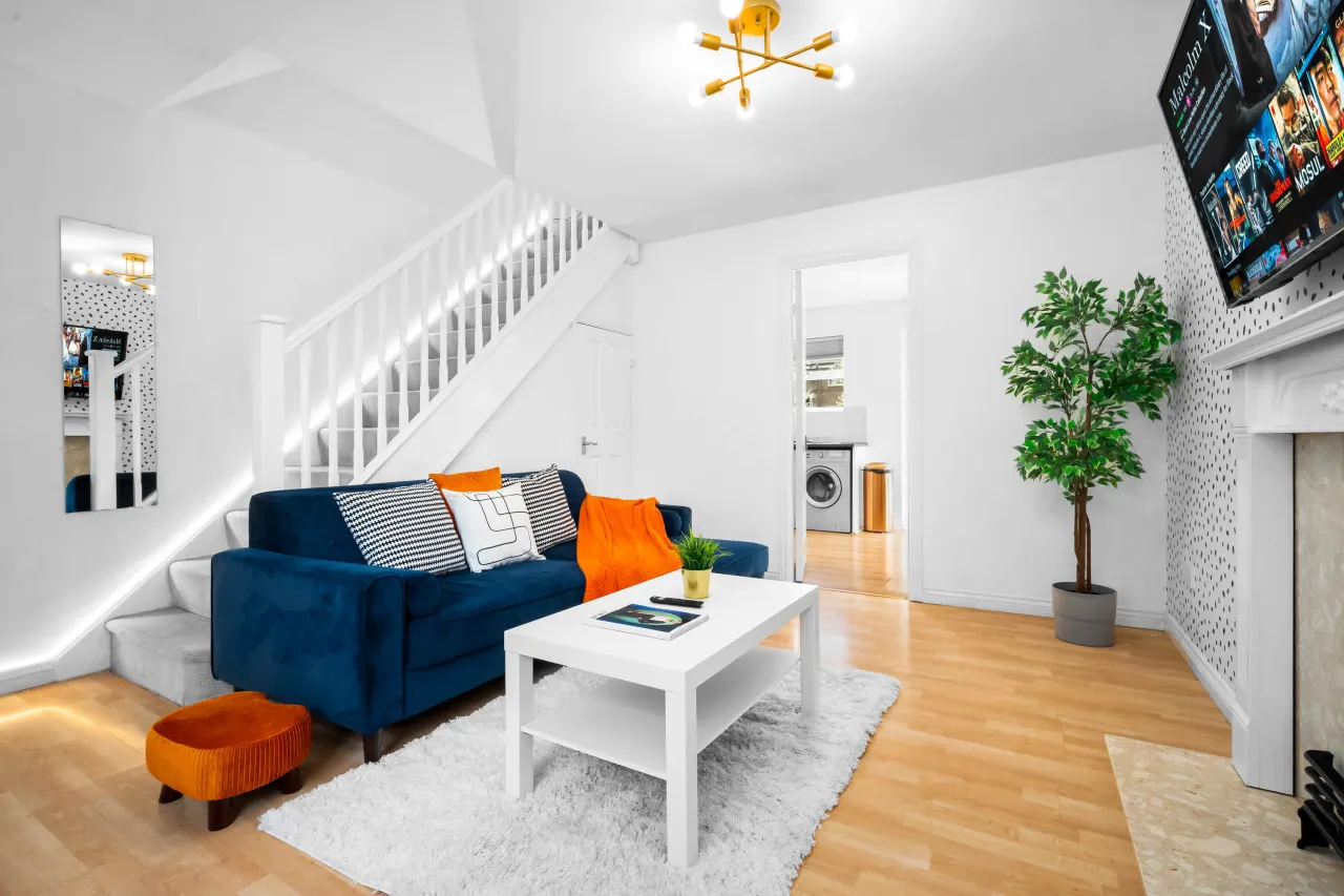 Stylish Two Bed House - Garden - Parking - WIFI 7