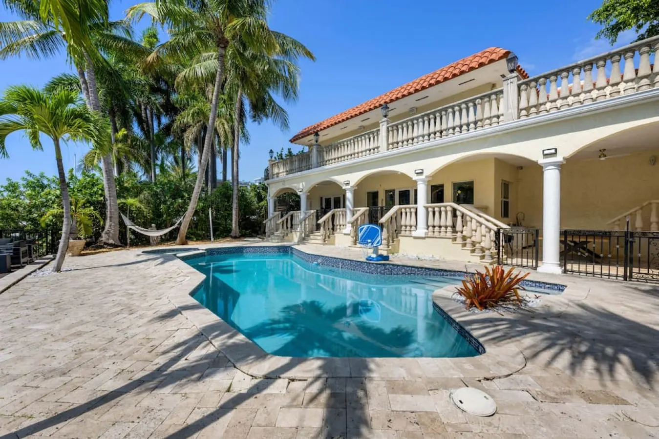 Villa Santorini | 8BR 7BA for 26 | Waterfront, Private Pool & More | Miami Beach