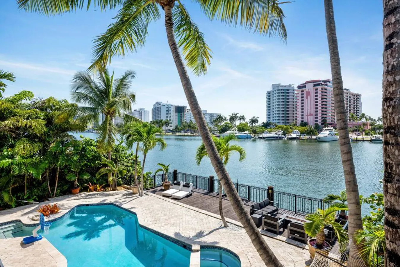 Villa Santorini 8BR 7BA for 26 Waterfront, Private Pool & More Miami Beach 2