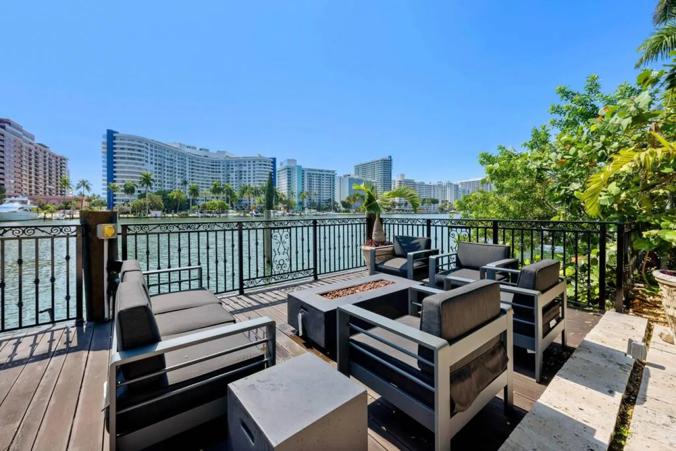 Villa Santorini 8BR 7BA for 26 Waterfront, Private Pool & More Miami Beach 6